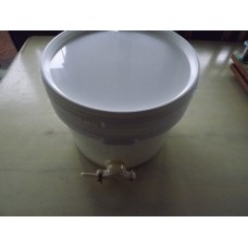 Food grade pail 11 l with lid and gate
